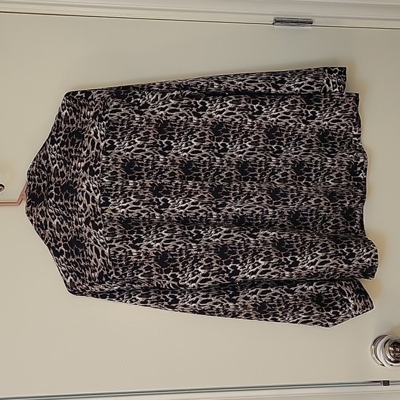 3/$30 NOTATIONS Cheetah Print Button Down Long Sleeve Mobwife Shirt - Picture 5 of 9